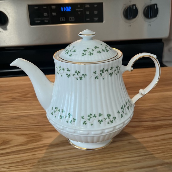 Royal Tara Trellis Shamrock (Ribbed, Fluted) teapot - Picture 2 of 2